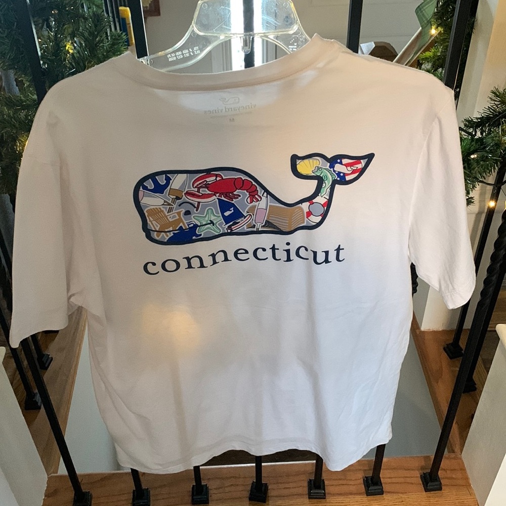 Vineyard Vines, classic white shirt sleeve tee in Men’s Medium.